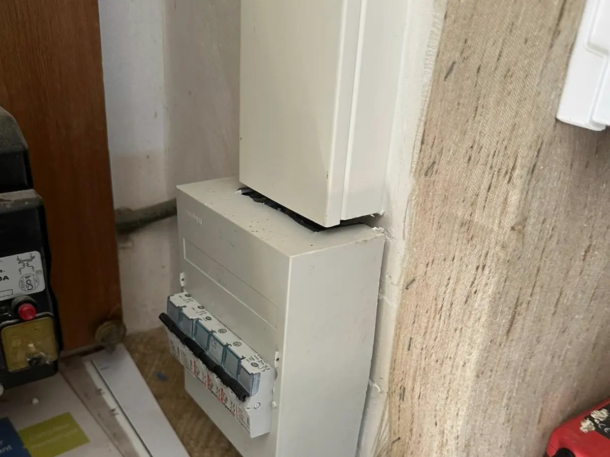 Artisan électricien au travail à Paris